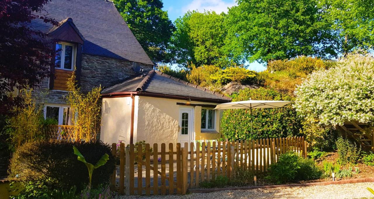 Le Vieux Moulin Gites - A Charming Stone Cottage With Garden View And Seasonal Pool Guegon ภายนอก รูปภาพ